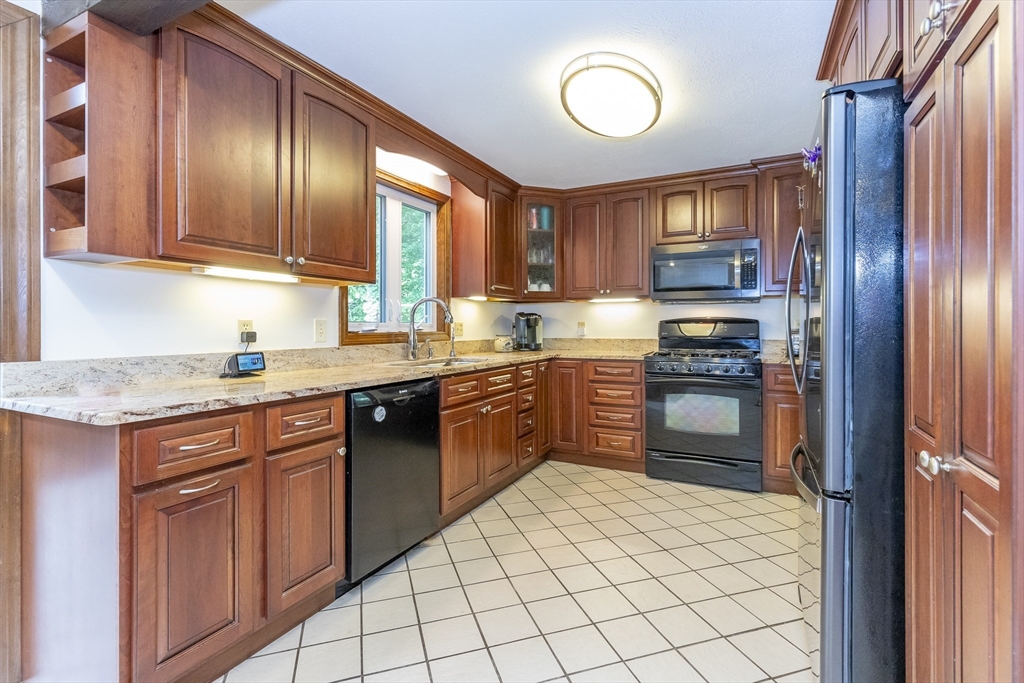 4 Hart Road Chelmsford, MA 01824 - Photo 4 of 37