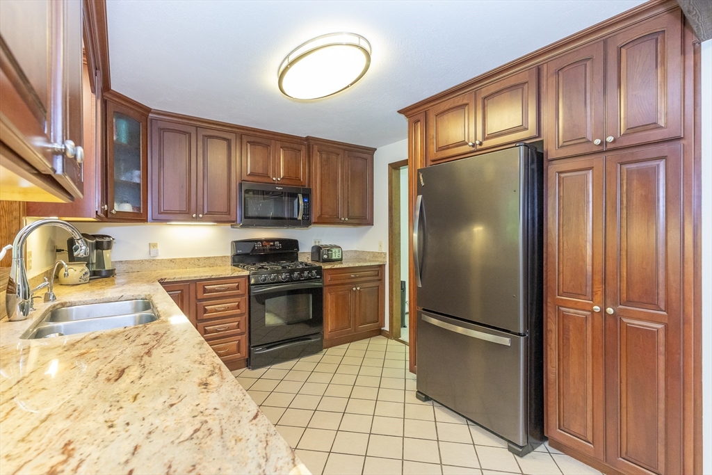 4 Hart Road Chelmsford, MA 01824 - Photo 5 of 37