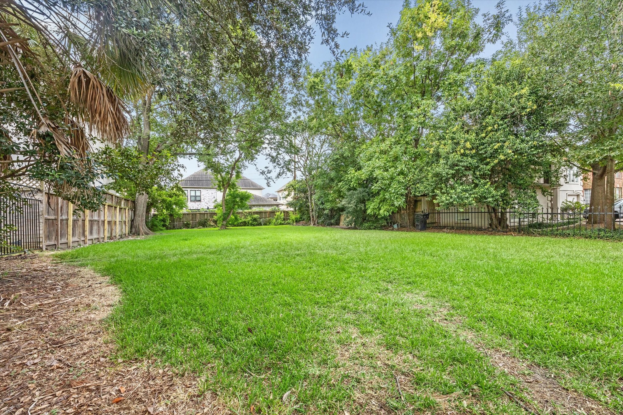 5357 Lampasas Street Houston, TX 77056 - Photo 5 of 6 a view of green field