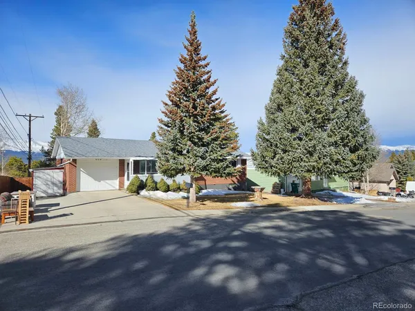 a view of a outdoor space of a house