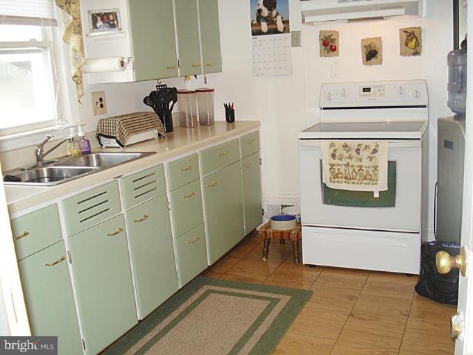 6 Mills Road Gaithersburg, MD 20877 - Photo 11 of 28 SPACIOUS EAT-IN KITCHEN to SERVE YOUR FAMILY !