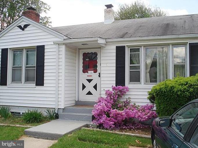 6 Mills Road Gaithersburg, MD 20877 - Photo 3 of 28 BEAUTIFULLY MANICURED & CARED FOR ! TWO DRIVEWAYS