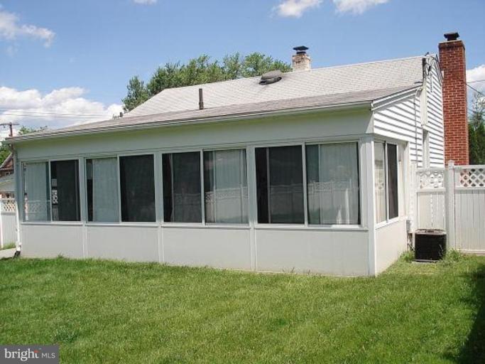 6 Mills Road Gaithersburg, MD 20877 - Photo 27 of 28 WELCOMING SUNROOM FOR YOUR DELIGHTS !