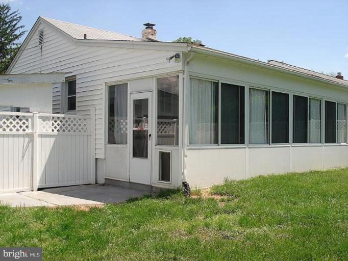 6 Mills Road Gaithersburg, MD 20877 - Photo 4 of 28 ALL-SEASON HEATED& A/C LIGHT-FILLED SUNROOM ADDTN!