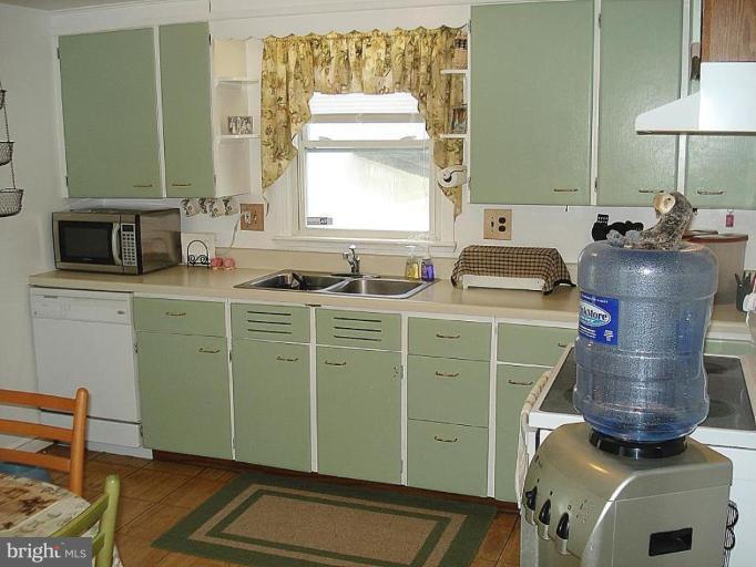 6 Mills Road Gaithersburg, MD 20877 - Photo 10 of 28 SPACIOUS EAT-IN KITCHEN to SERVE YOUR FAMILY !