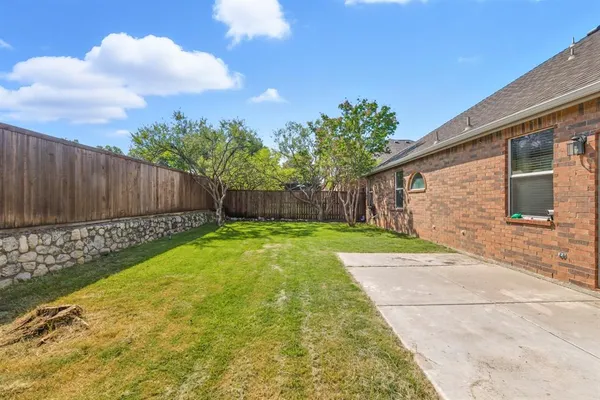 a view of a back yard of the house
