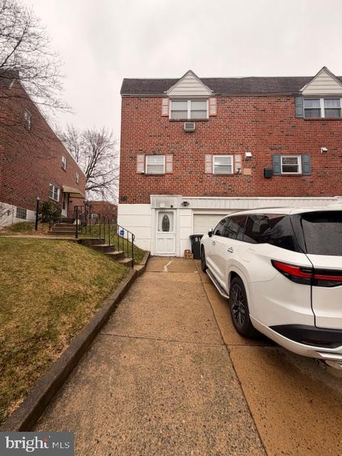 a view of a back yard of the house