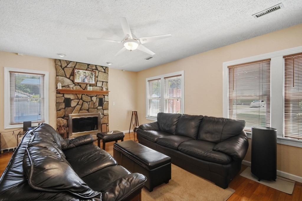 958 Parker Street Springfield, MA 01129 - Photo 5 of 34