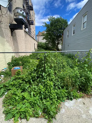 a view of a car park in front of house