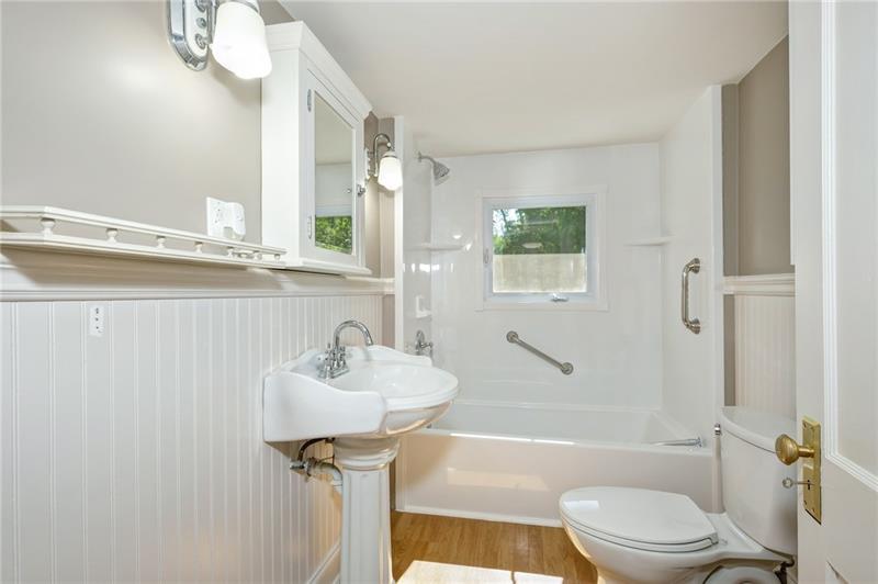 102 Franklin Road South Mars, PA 16046 - Photo 24 of 25 Upper hall bath