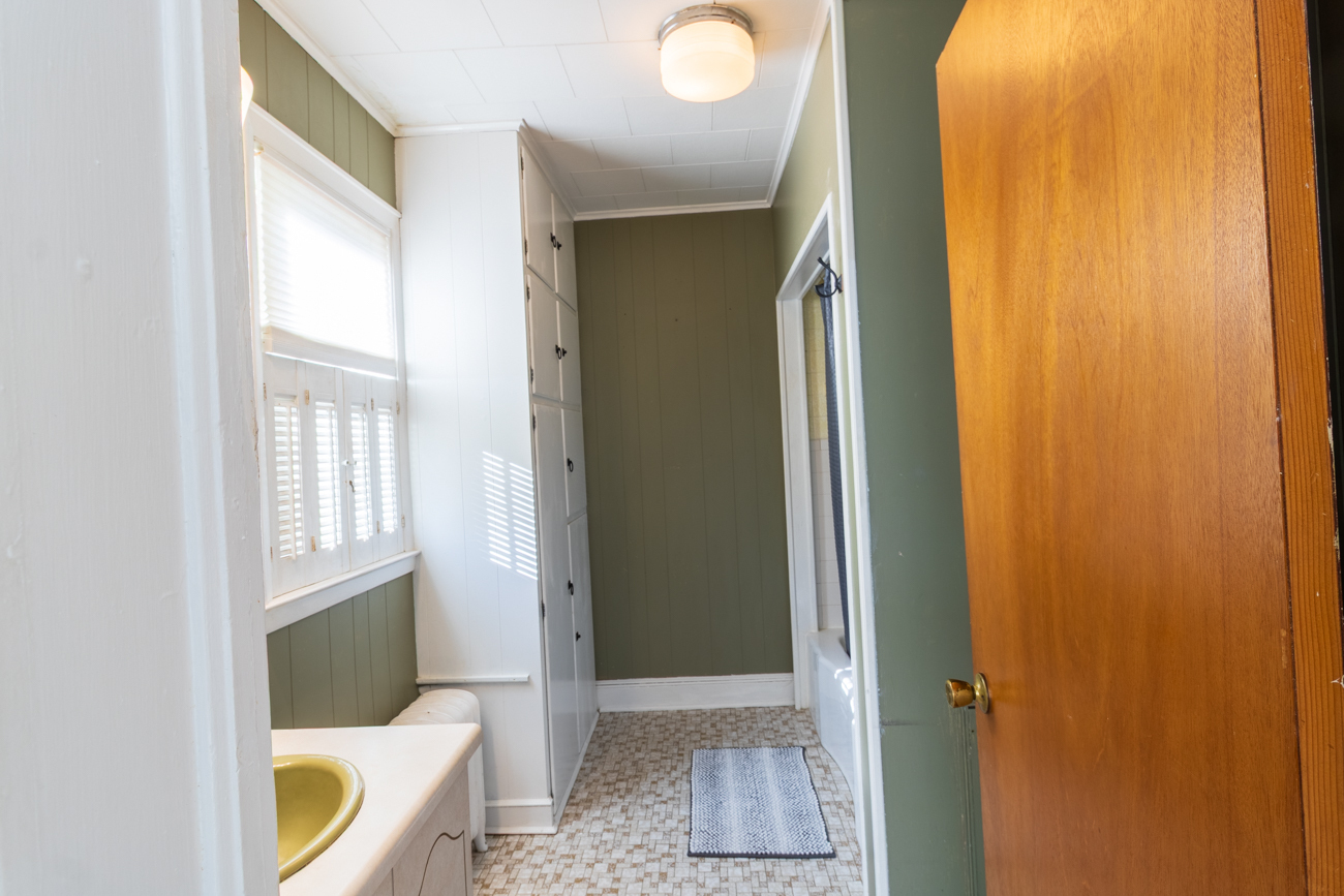 16 Smith Street, Unit 2 Danbury, CT 06810 - Photo 8 of 14 a bathroom with a tub and shower