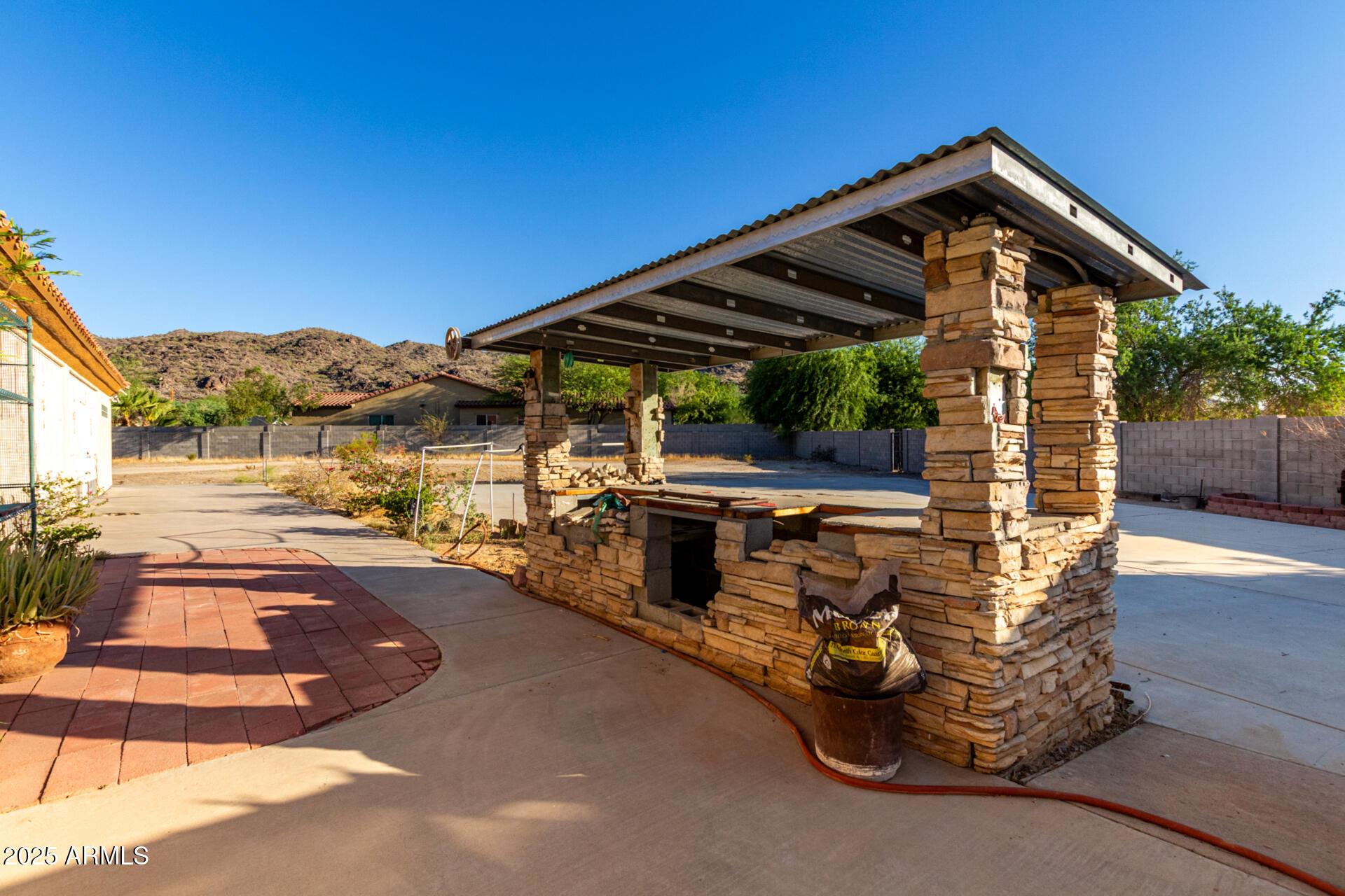 8828 South 16th Street Phoenix, AZ 85042 - Photo 11 of 63 a front view of a house with garden