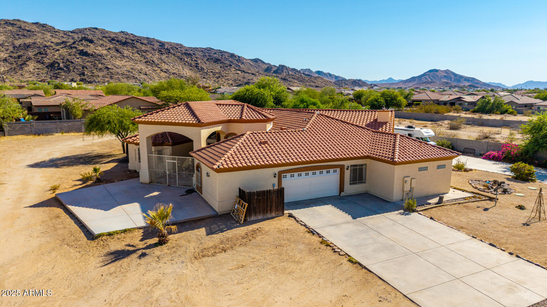 8828 South 16th Street Phoenix, AZ 85042 - Photo 47 of 63 a view of a patio with a table and chairs under an umbrella
