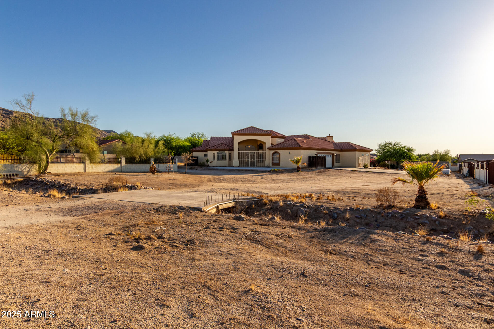 8828 South 16th Street Phoenix, AZ 85042 - Photo 60 of 63 a view of a town with mountains in the background