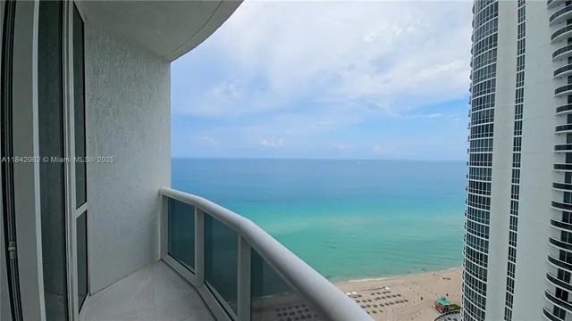 $10,000 | 15901 Collins Avenue, Unit 2106, Sunny Isles Beach, FL 33160