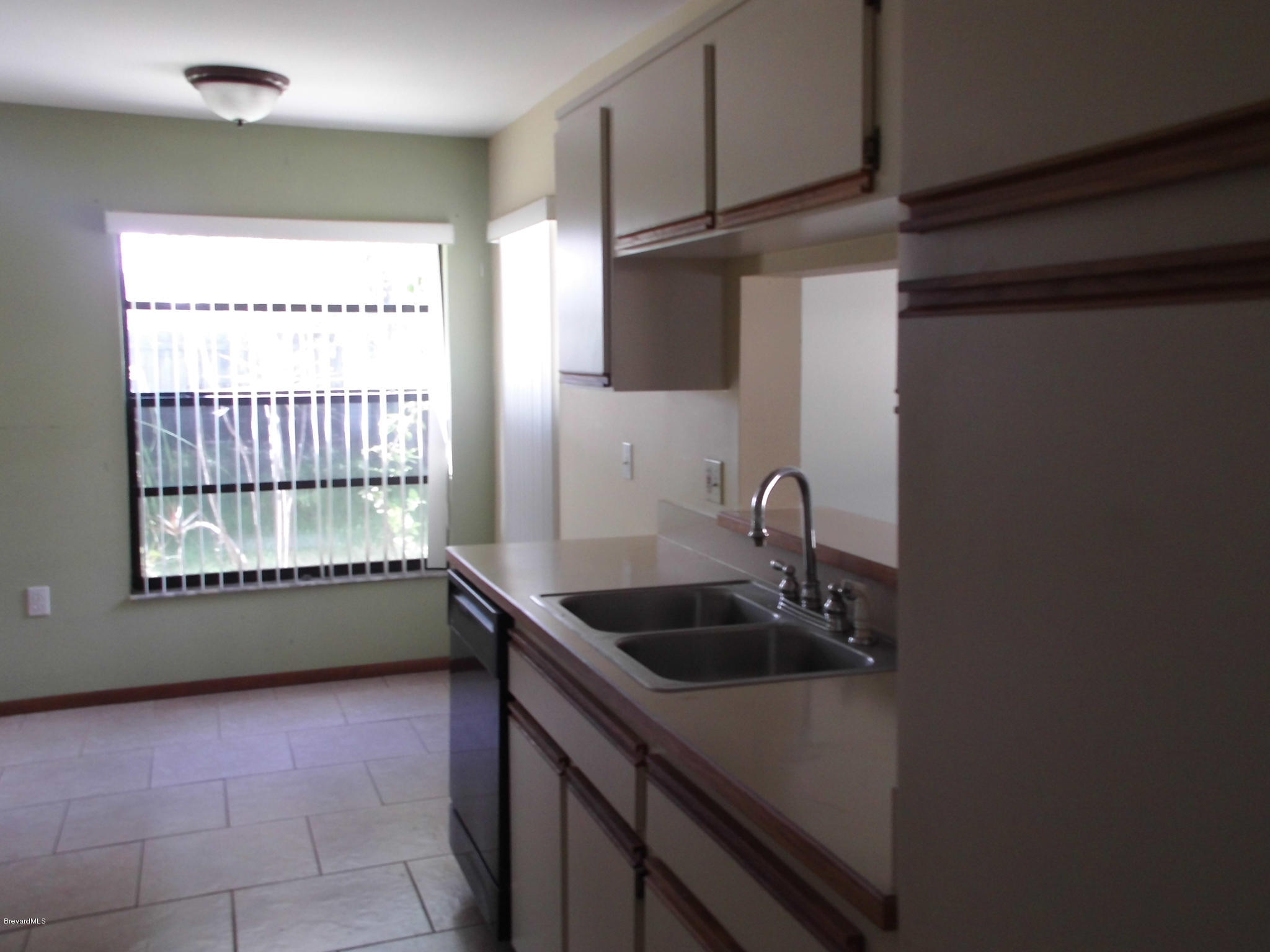 1616 Clover Circle Melbourne, FL 32935 - Photo 4 of 20 Kitchen