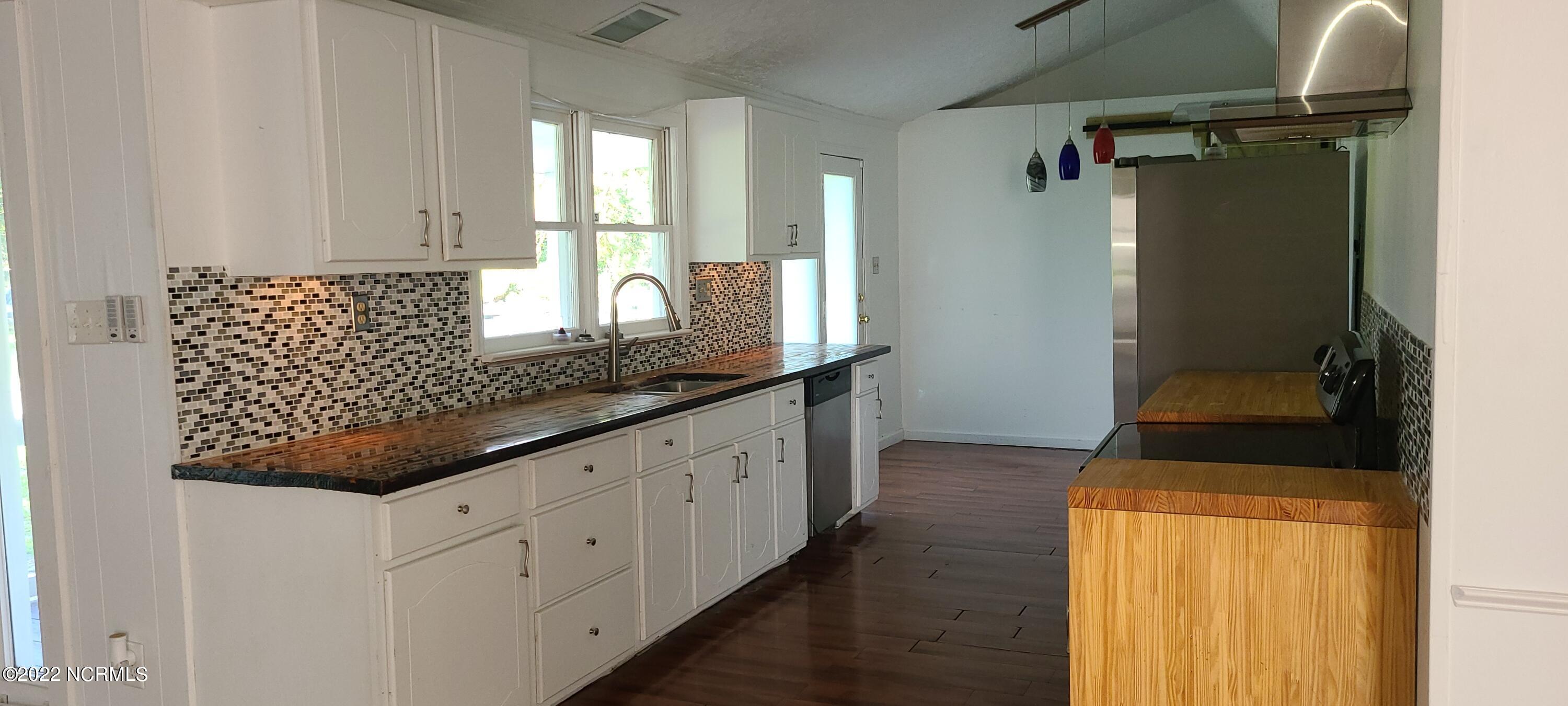 406 Austin Road Beaufort, NC 28516 - Photo 3 of 16 Galley Kitchen