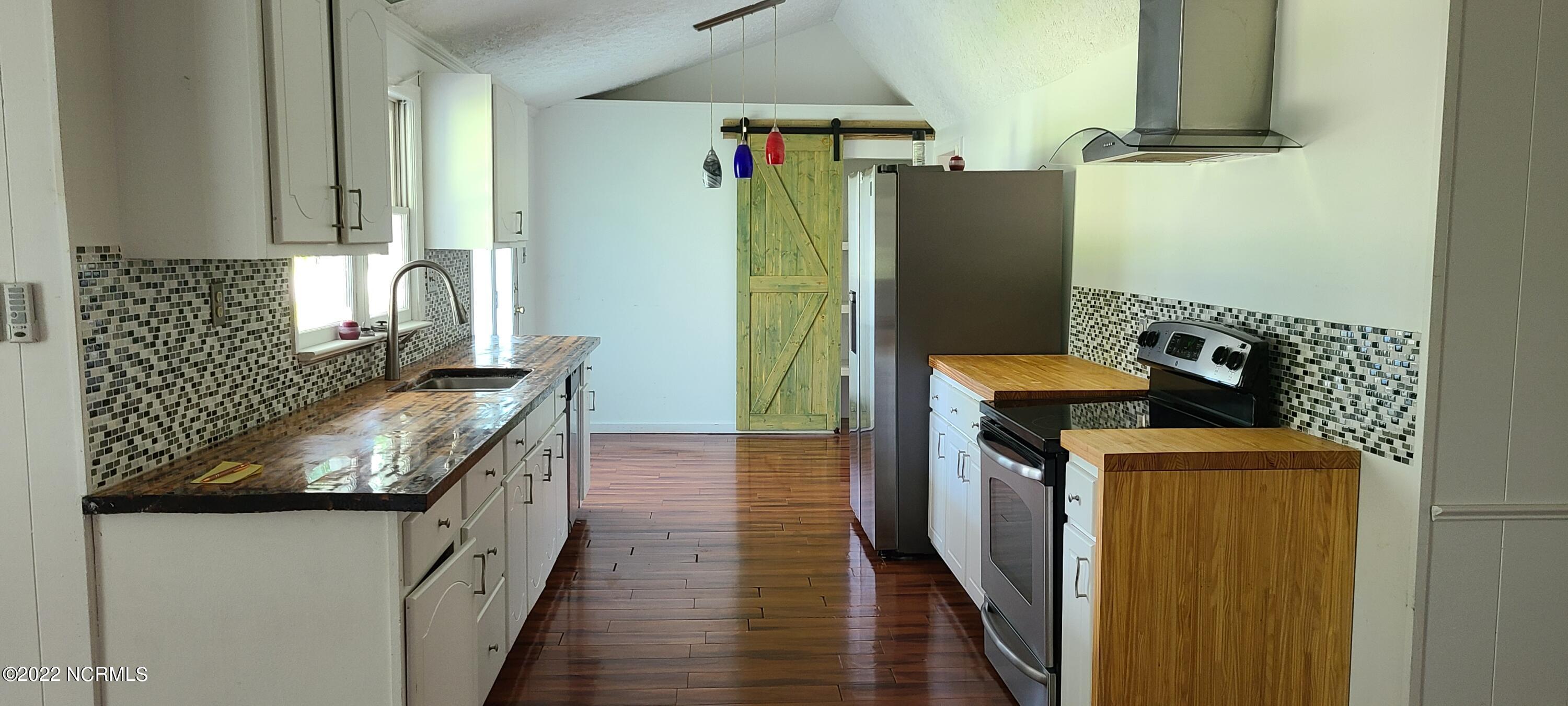 406 Austin Road Beaufort, NC 28516 - Photo 5 of 16 Kitchen/Dining Room with barn door pantry
