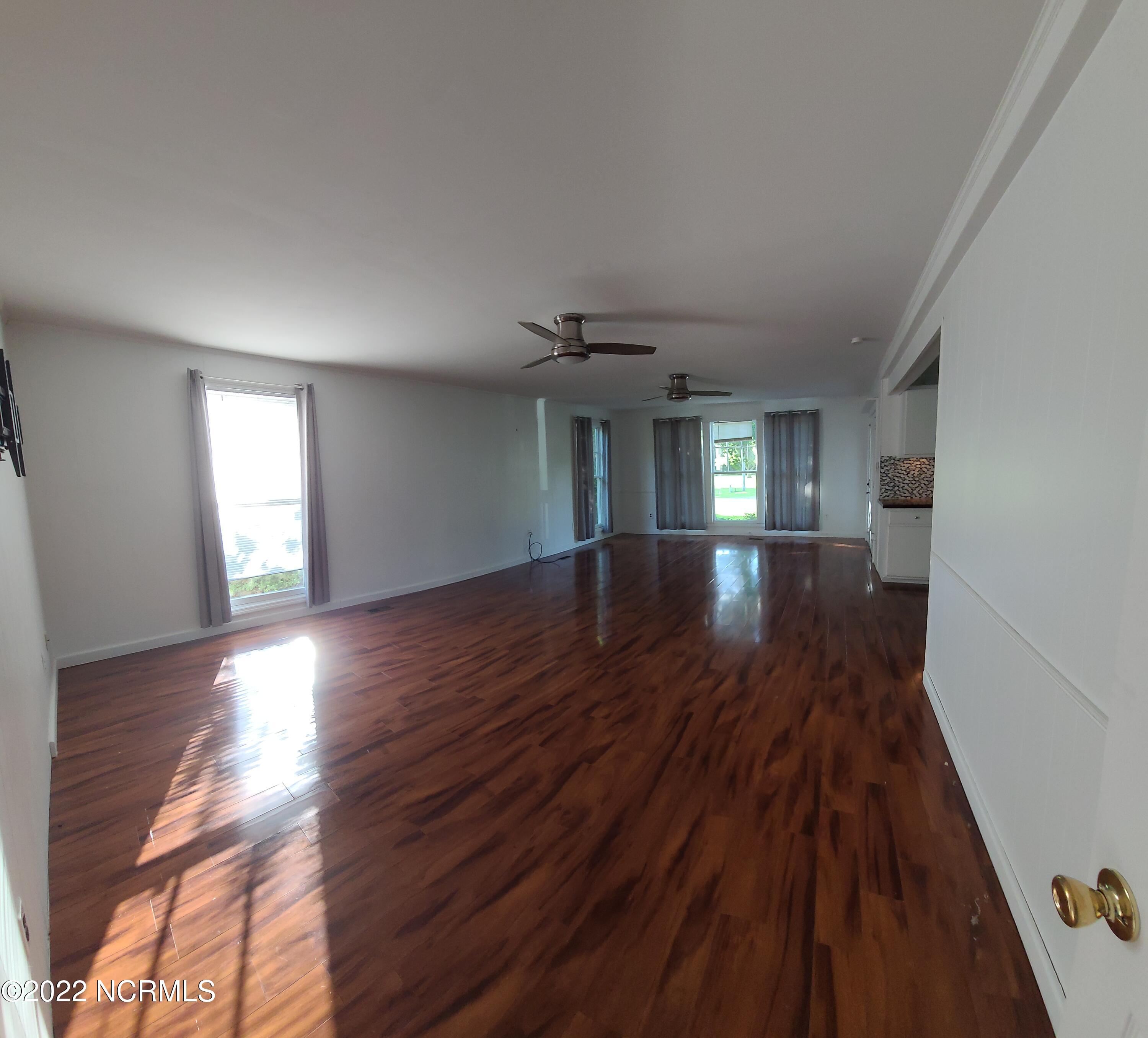 406 Austin Road Beaufort, NC 28516 - Photo 7 of 16 Living Room with lots of natural llight