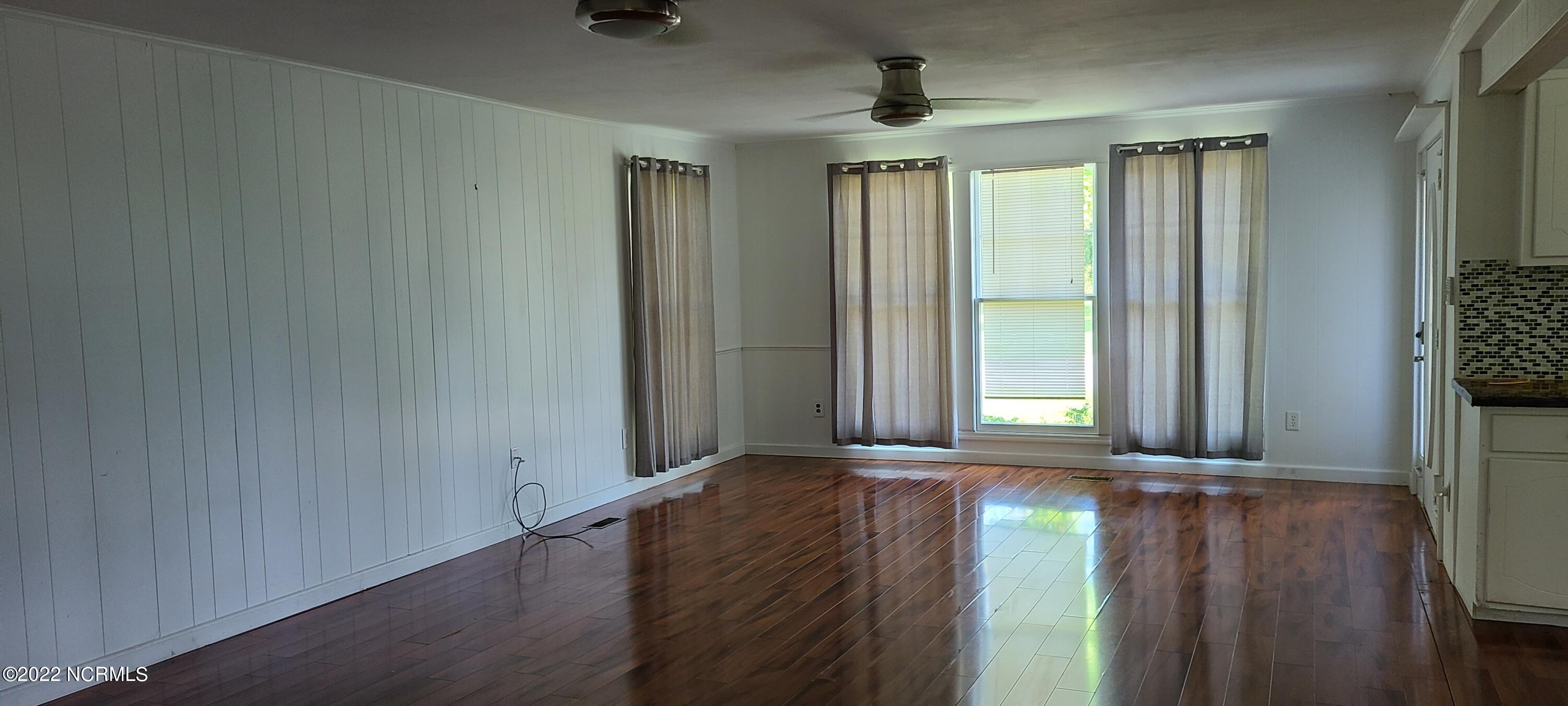 406 Austin Road Beaufort, NC 28516 - Photo 8 of 16 Huge Living Room 27 by 15`