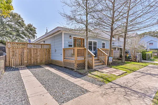 $2,600 | 1615 Avenue L, Galveston, TX 77550