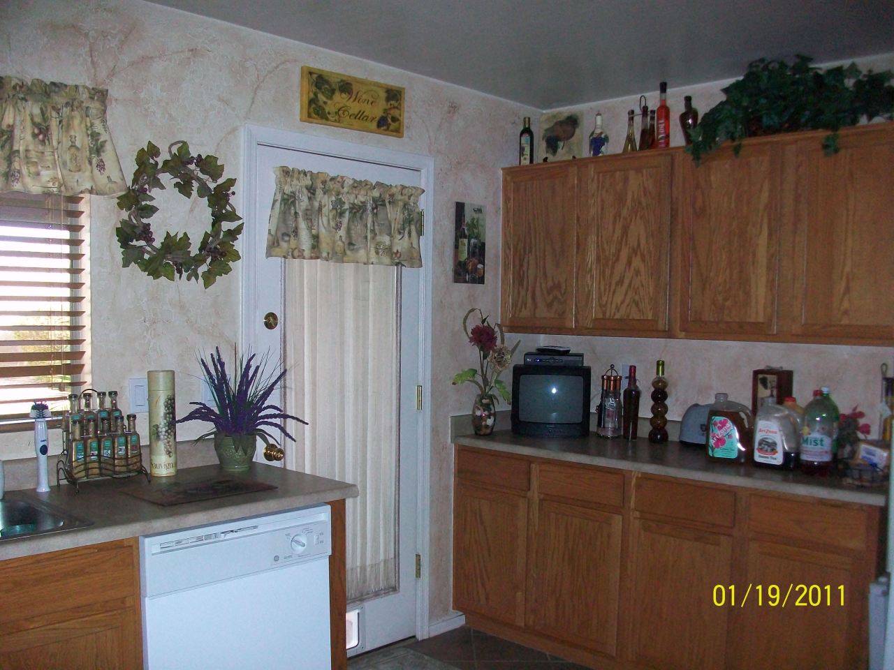 14864 West Hearn Road Surprise, AZ 85379 - Photo 8 of 32 kitchen