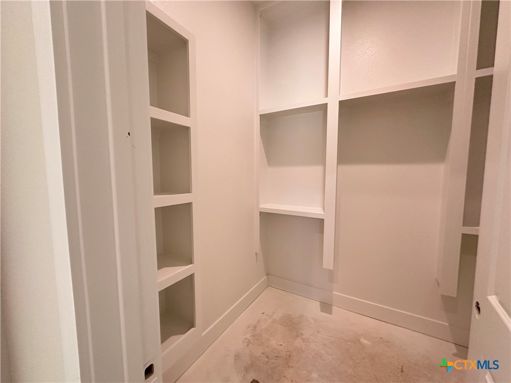 418 Dos Rios Drive Belton, TX 76513 - Photo 22 of 41 an empty room with closet