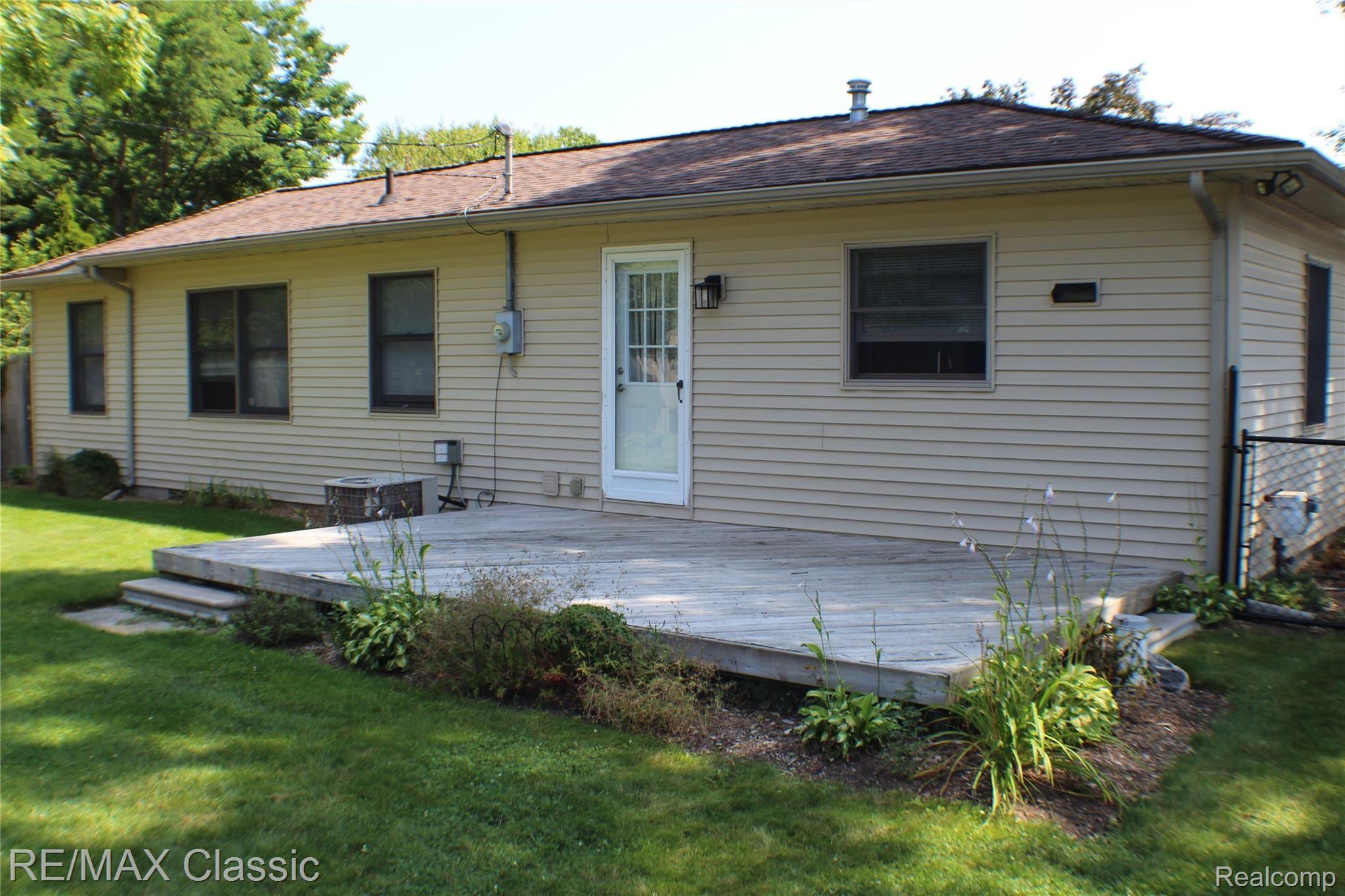 3625 Moberly Road Commerce Township, MI 48382 - Photo 17 of 19 Back yard deck for entertaining
