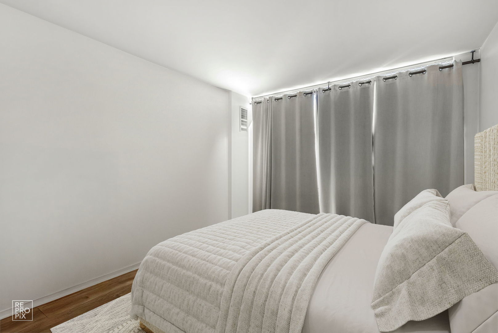 2650 North Lakeview Avenue, Unit 404 Chicago, IL 60614 - Photo 6 of 13 a bedroom with a bed and a curtain