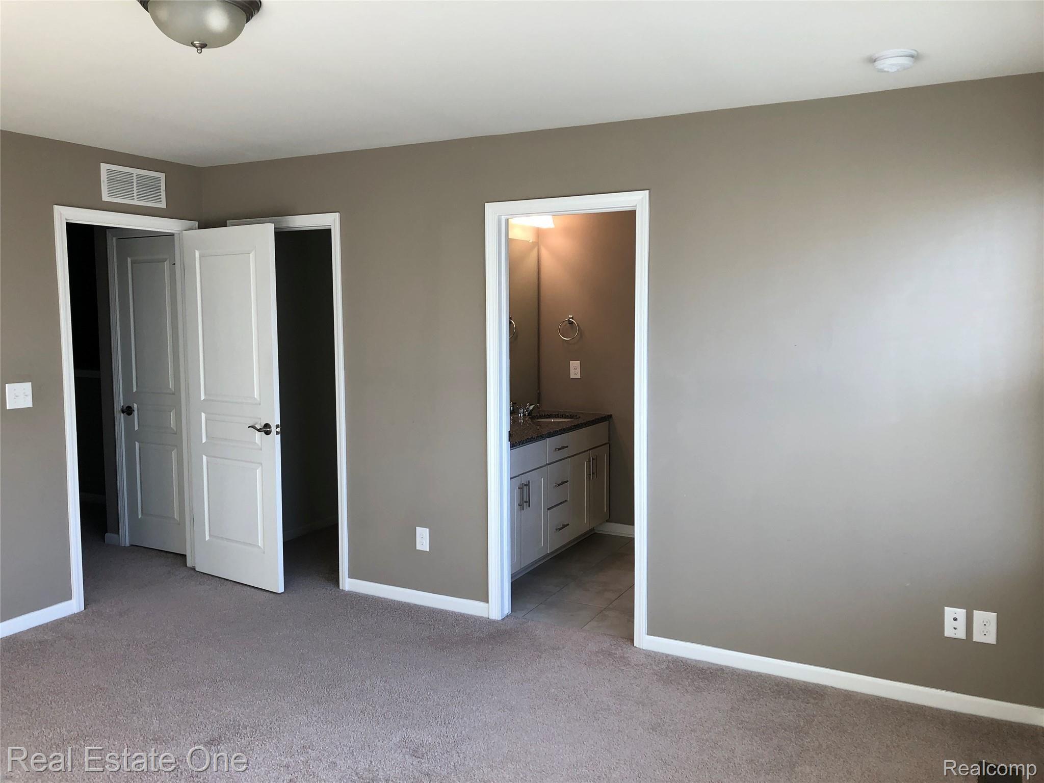 2908 Glenbar Circle, Unit 92 Rochester, MI 48307 - Photo 9 of 16 9.JPG
