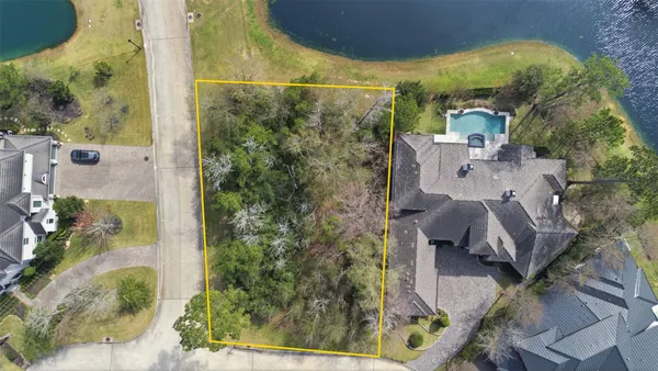 a view of a pathway with a yard