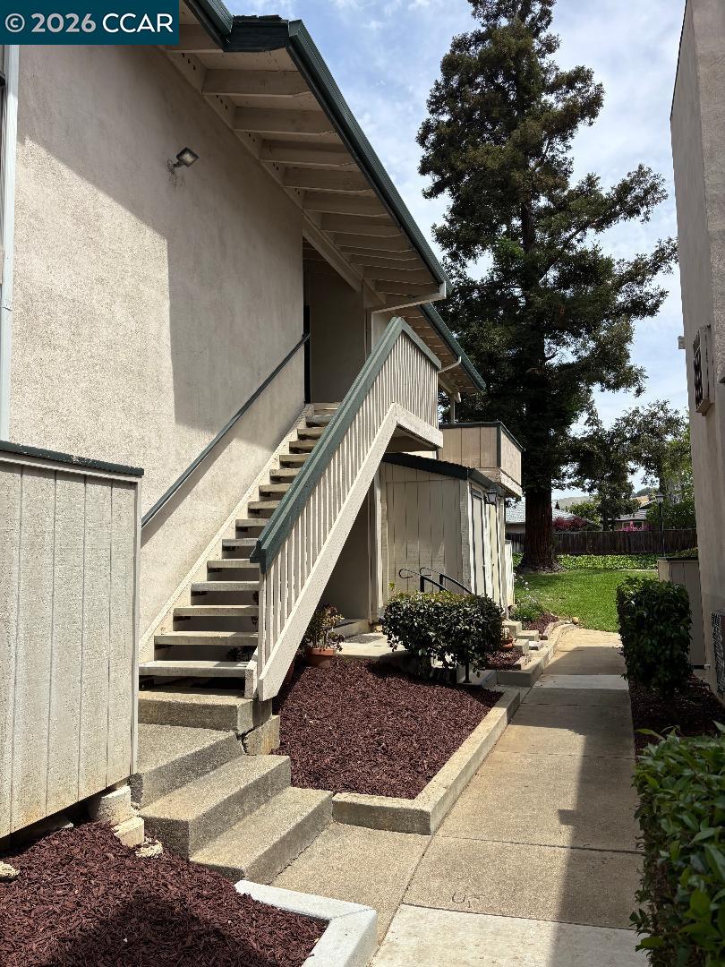 5460 Concord Boulevard, Unit B7 Concord, CA 94521 - Photo 4 of 20 a front view of a house with a yard