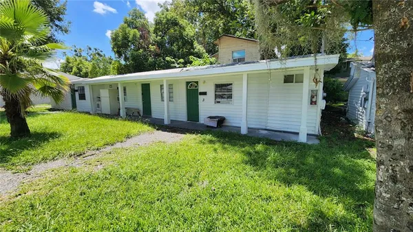 a view of a back yard