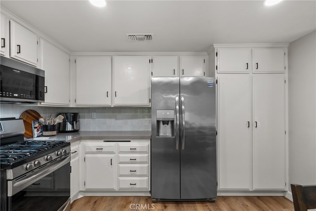 28818 Oak Springs Canyon Road Canyon Country, CA 91387 - Photo 11 of 38 a kitchen with appliances a sink and cabinets