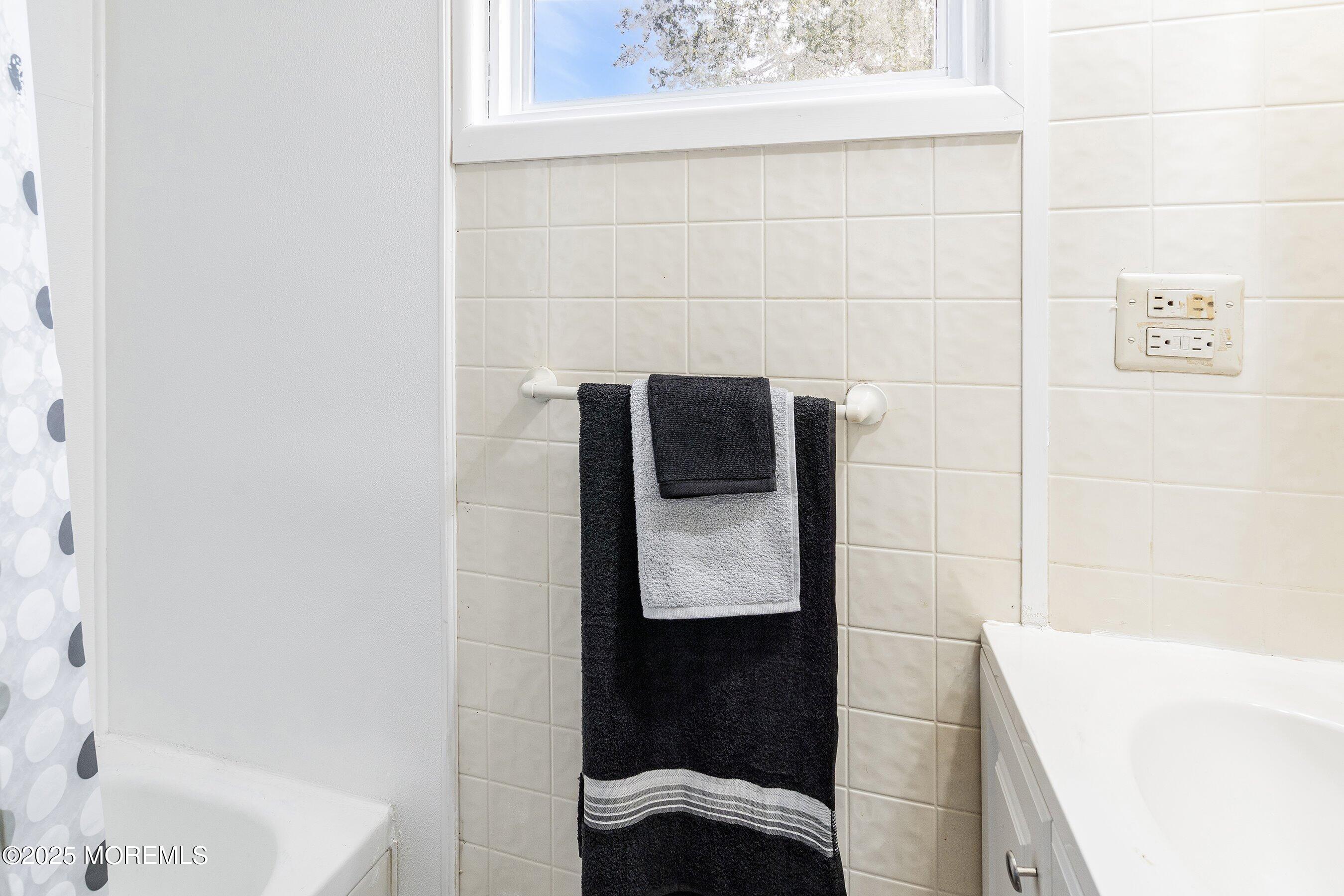 819 North Street Jackson, NJ 08527 - Photo 11 of 16 a bathroom with a bathtub and a shower