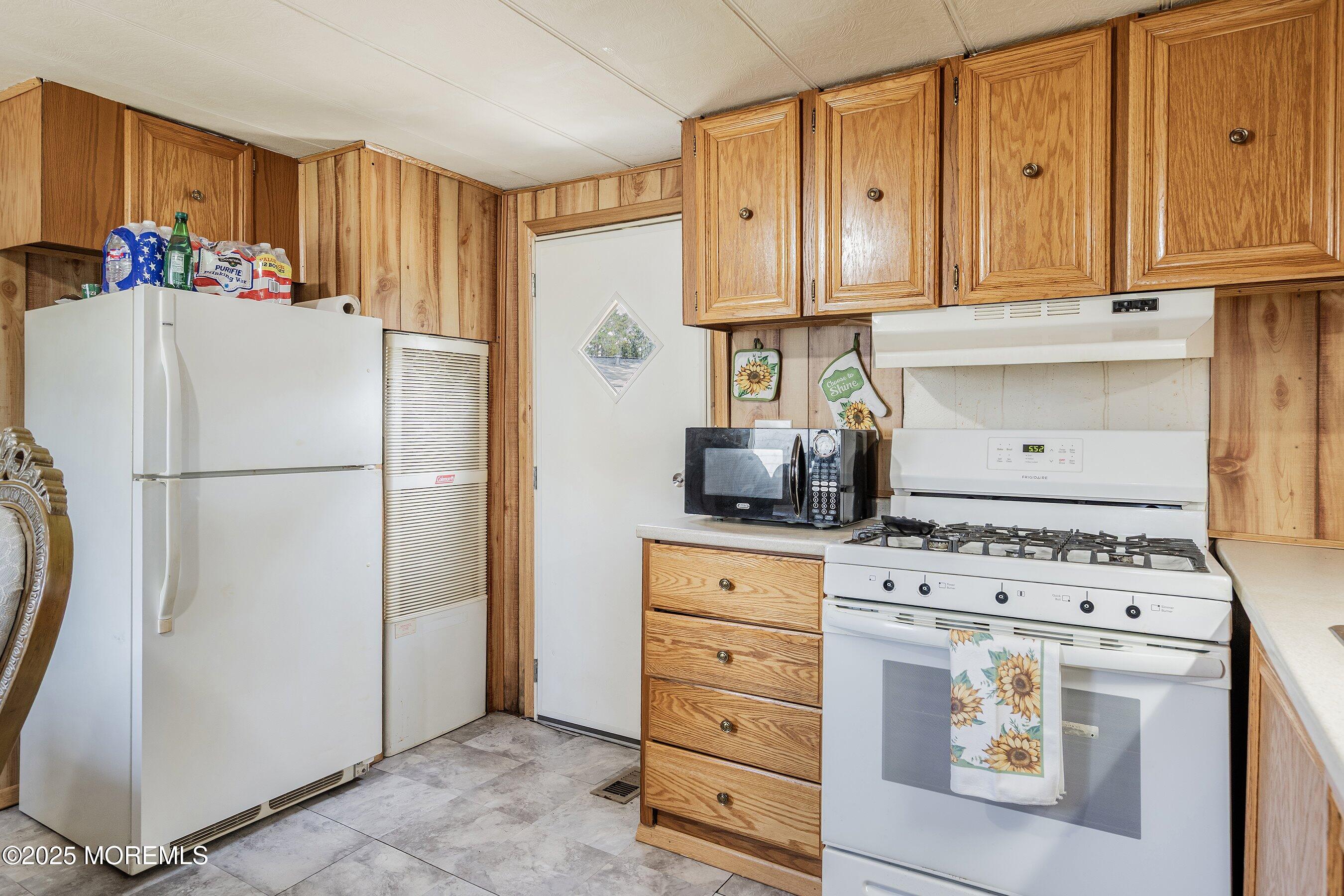 819 North Street Jackson, NJ 08527 - Photo 8 of 16 a kitchen with appliances a refrigerator and cabinets
