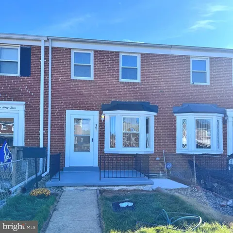 a view of front of a house with a yard