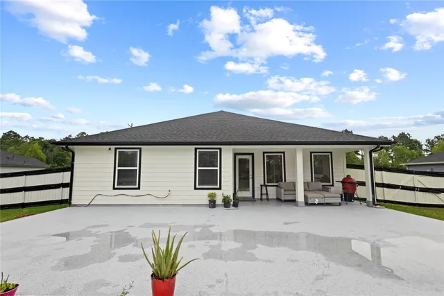 a view of a backyard