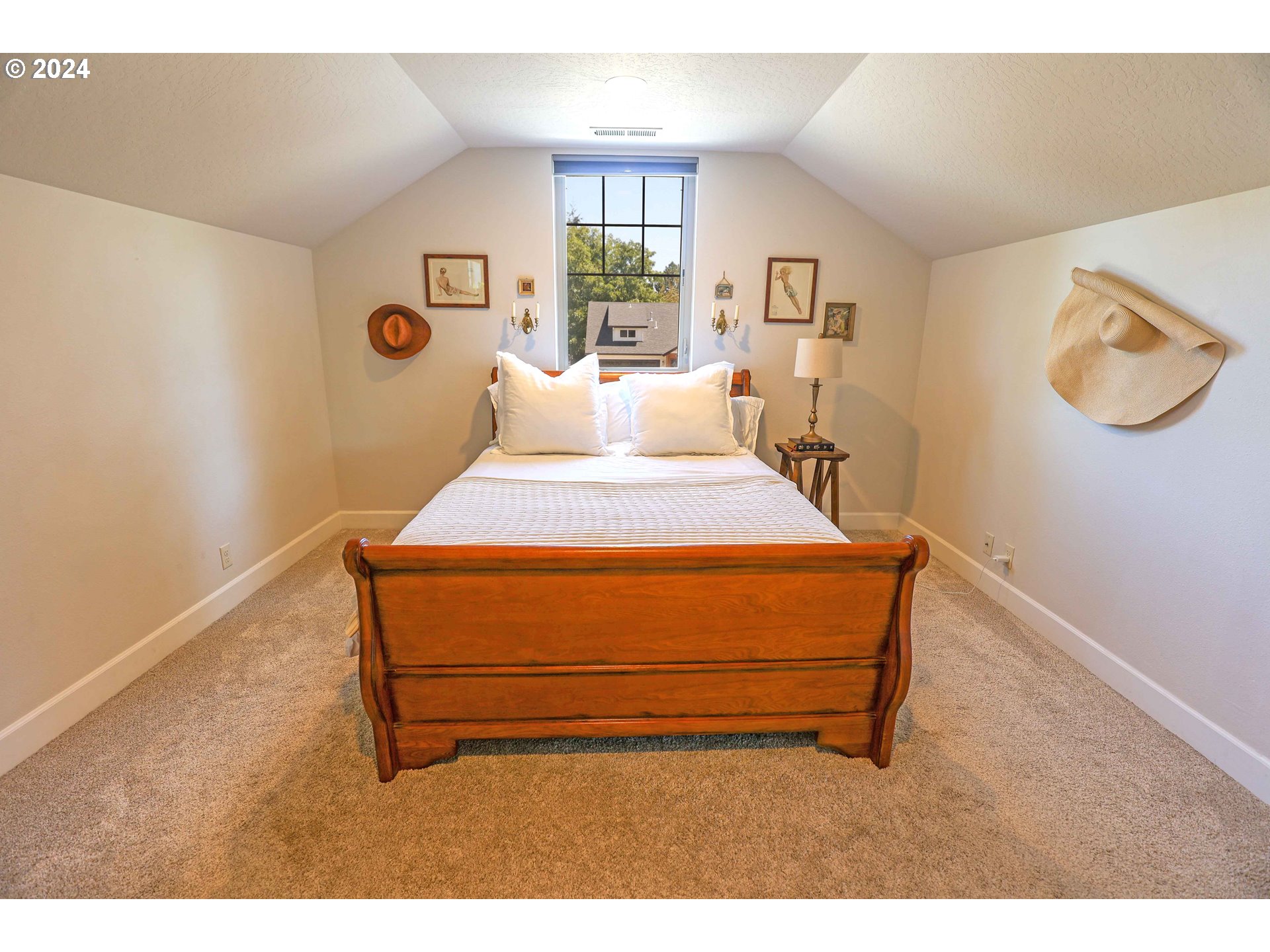 2230 Jeppesen Acres Road Eugene, OR 97401 - Photo 27 of 39 a room with a bed and a window