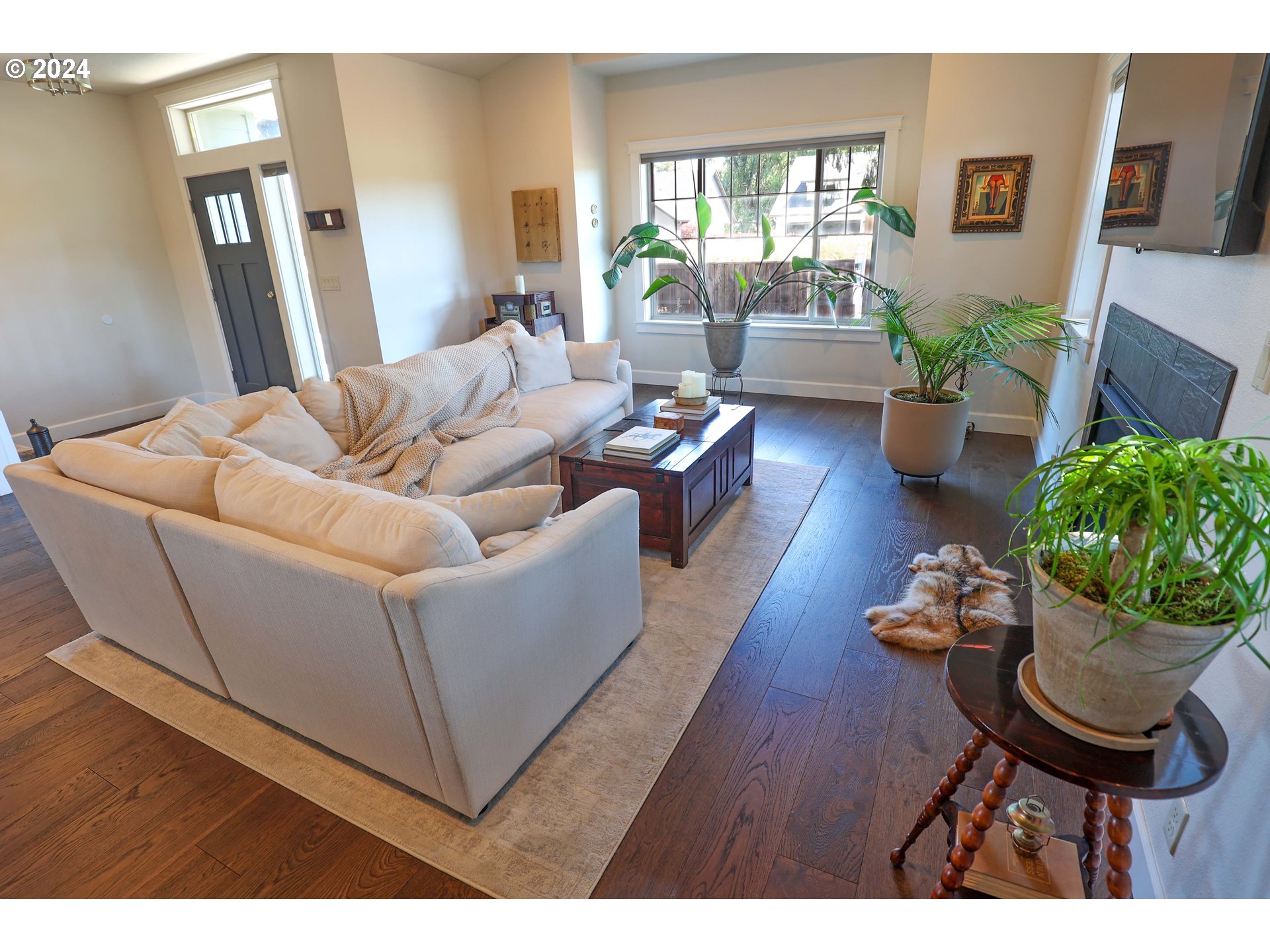 2230 Jeppesen Acres Road Eugene, OR 97401 - Photo 7 of 39 a living room with furniture and a potted plant