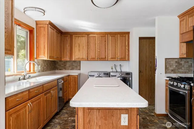 $600,000 | 1085 Harrison Street, Oak Harbor, WA 98277