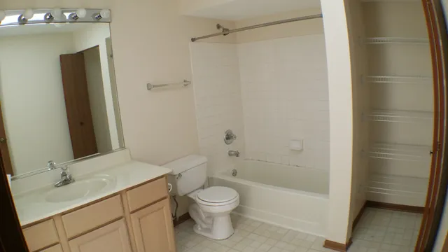 $2,500 | 1934 Heron Avenue, Unit D, Schaumburg, IL 60193