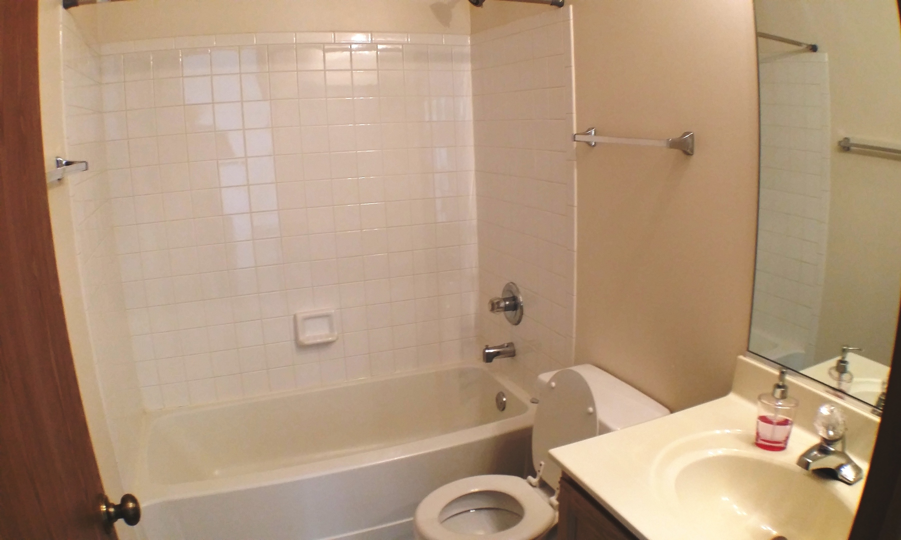1934 Heron Avenue, Unit D Schaumburg, IL 60193 - Photo 10 of 20 a bathroom with a sink and a bathtub