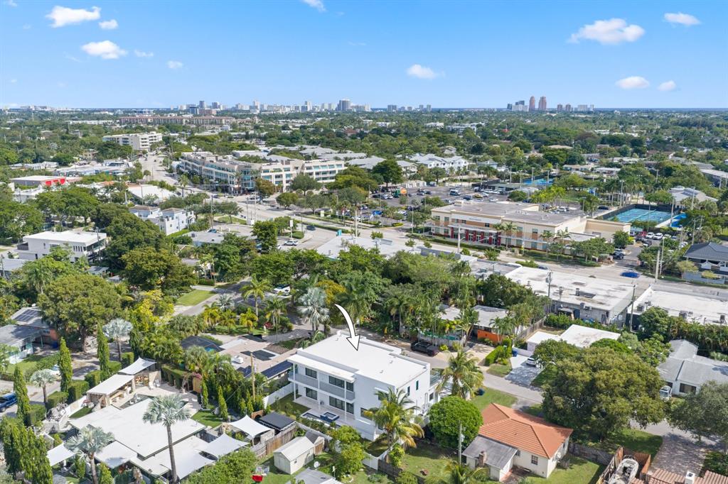 2015 Northeast 4th Avenue Wilton Manors, FL 33305 - Photo 75 of 79 a view of a city