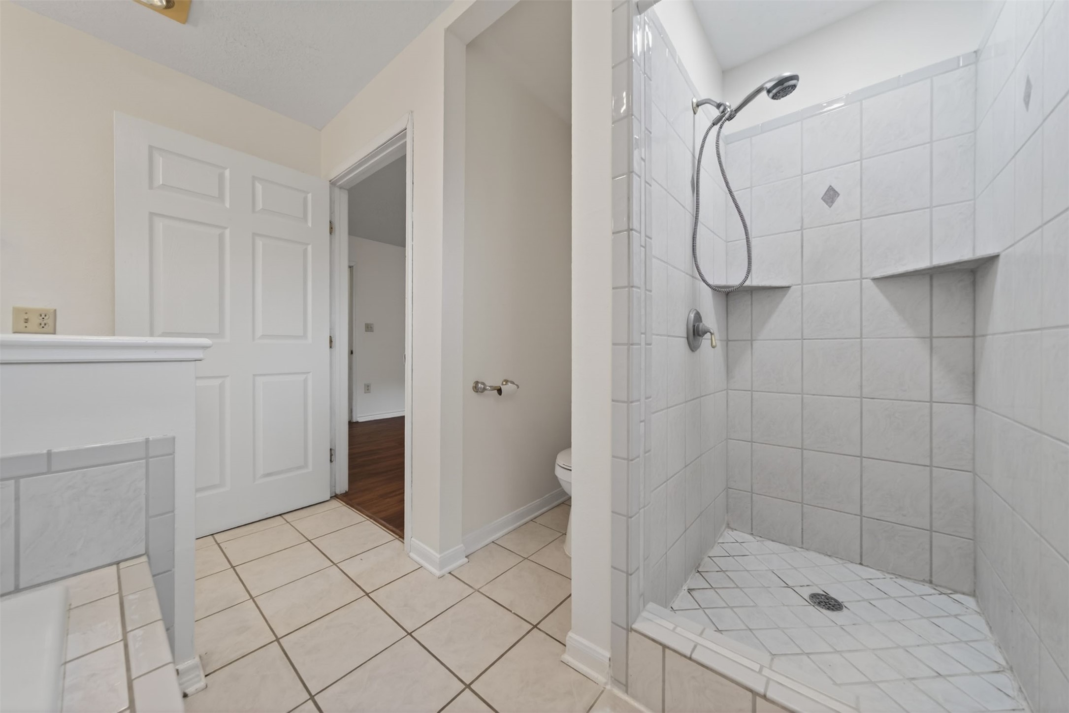 418 Texas Street Tomball, TX 77375 - Photo 11 of 31 Primary bathroom. (Virtually staged/AI enhanced). Image does not represent actual property as is.