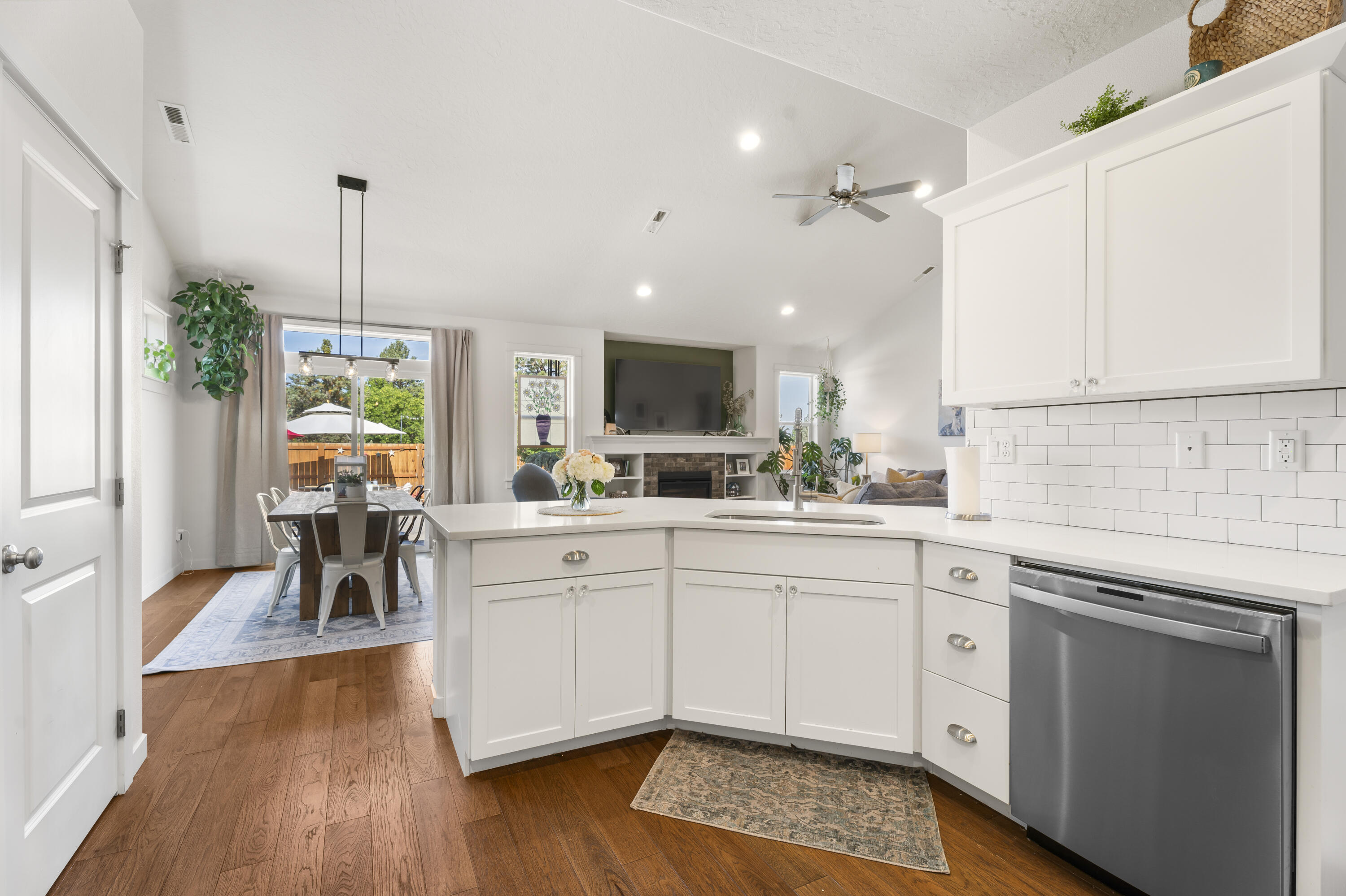 21030 Yeoman Road Bend, OR 97701 - Photo 15 of 66 15