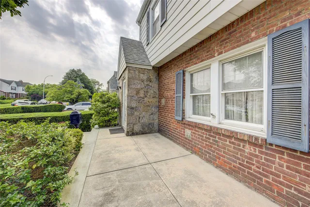 a view of a house with backyard