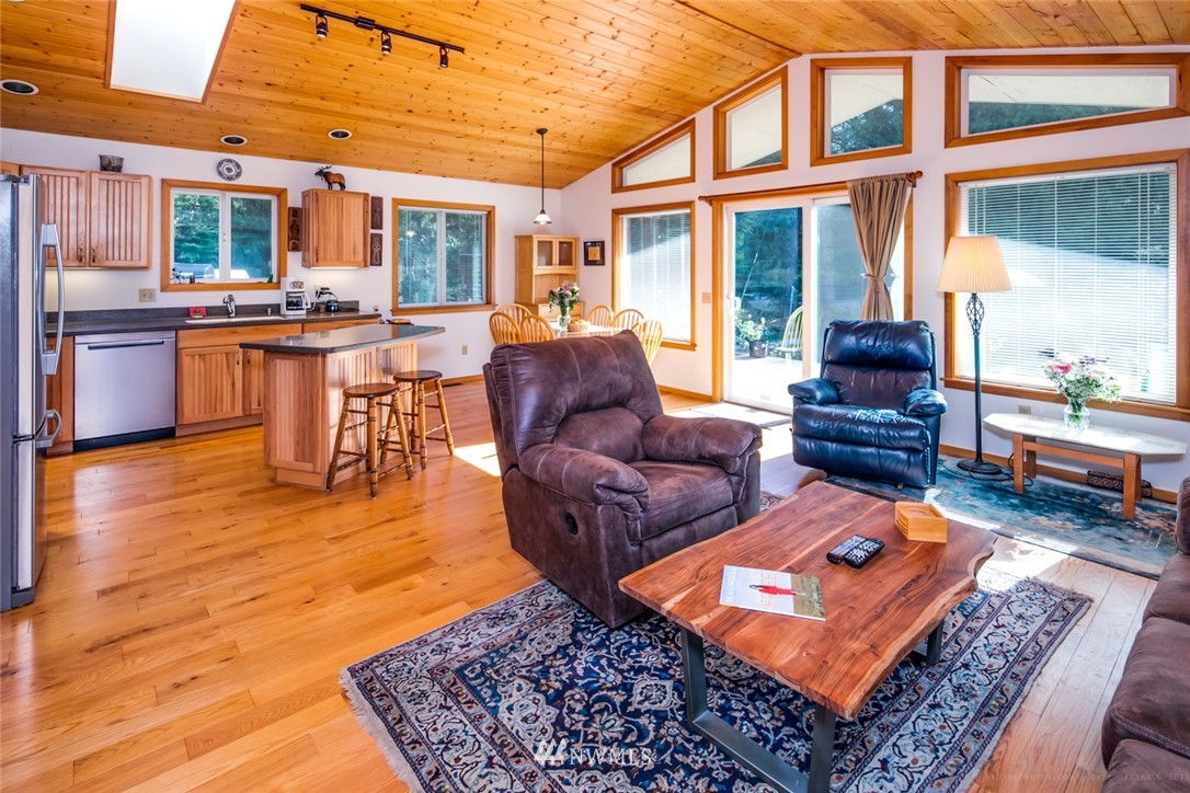 11102 Welcome Road Deming, WA 98244 - Photo 4 of 24 Gallery Image 4