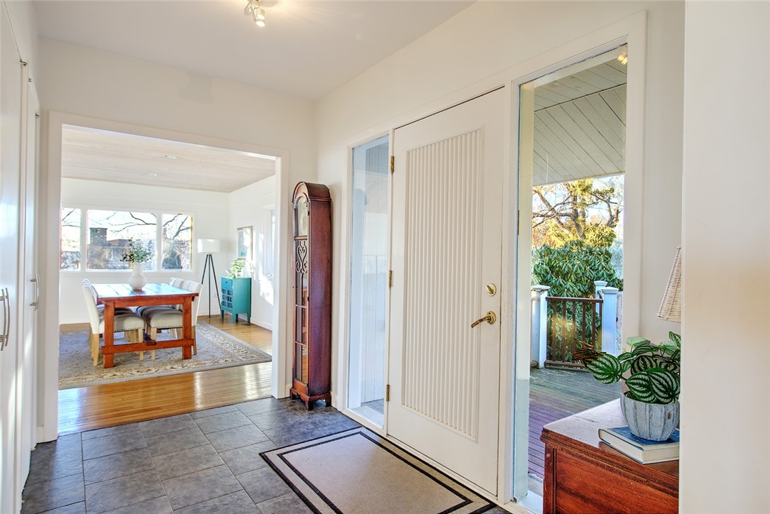 377 Rumstick Road Barrington, RI 02806 - Photo 4 of 40