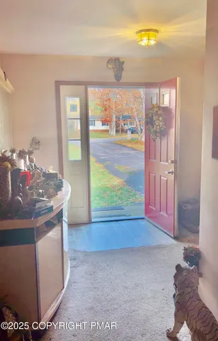 a view of livingroom with furniture